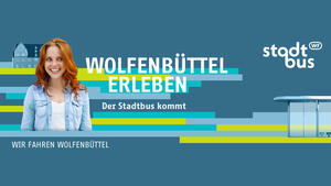 Eine junge Frau in T-Shirt und Jeansjacke steht lachend neben dem Schriftzug "Wolfenbüttel erleben". Zusätzlich sind die Aufschriften "stadtbus wf", "Der Stadtbus kommt" und "Wir fahren Wolfenbüttel" zu sehen.