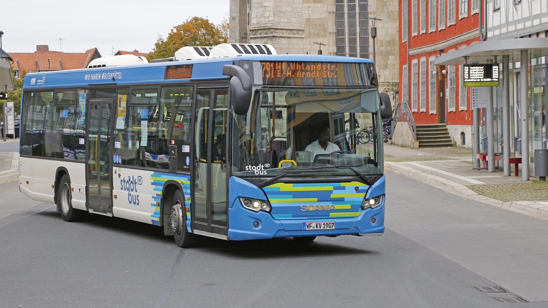 Ein Bus auf dem Kornmarkt, im neuen Design und mit Schriftzug "stadtbus"