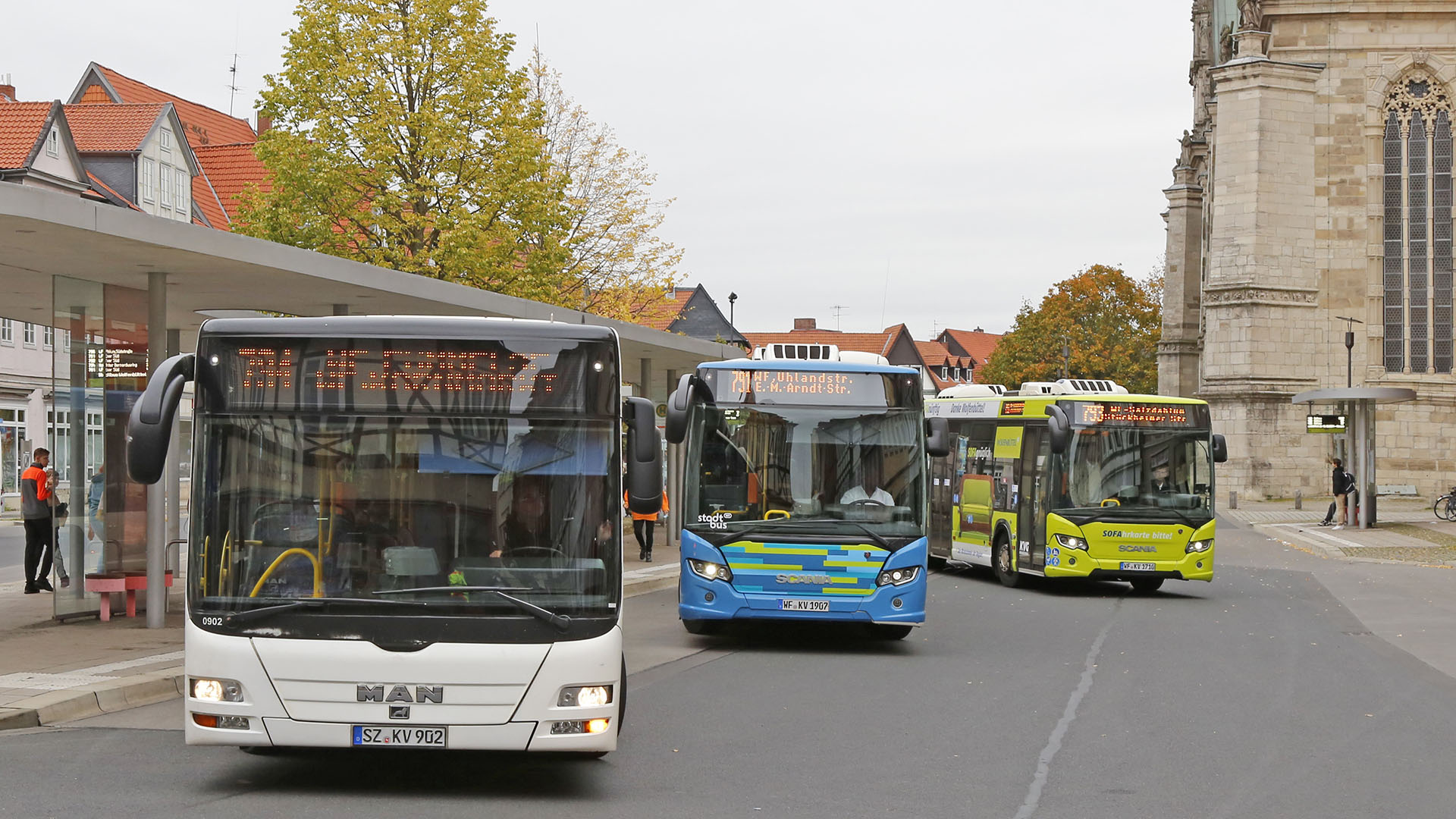 Drei Busse stehen auf dem Kornmarkt nebeneinander, der Mittlere im neuen stadtbus-Design