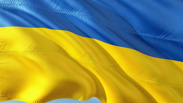 Die Flagge der Ukraine weht im Wind, die obere Hälfte ist blau, die untere gelb.