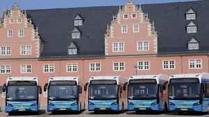 Fünf blau-weiße Busse stehen vor dem Zeughaus.