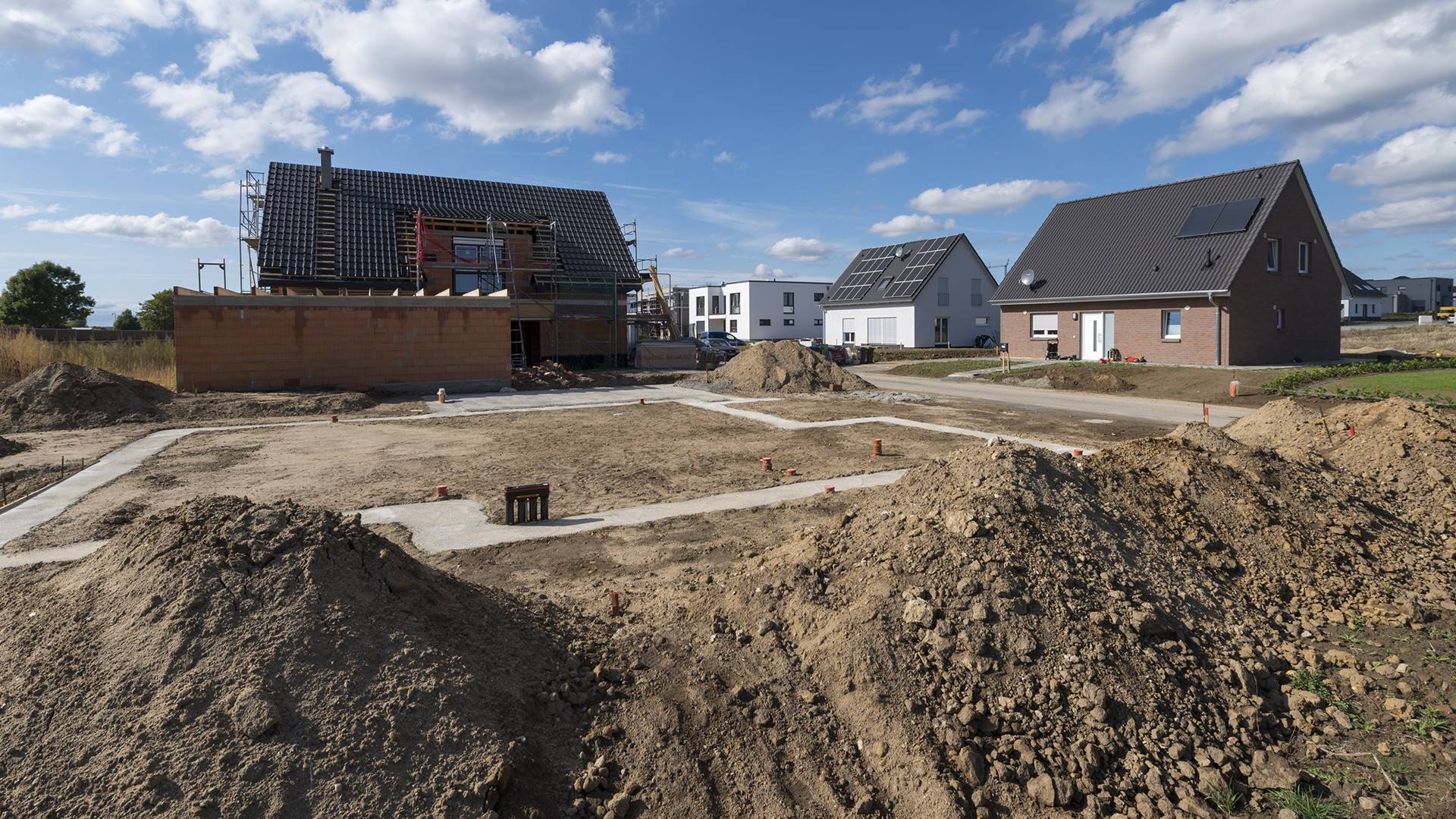 Blick aufs Baugebiet Am Södeweg mit Rohbauten und fertigen Häusern.
