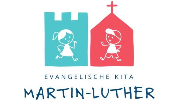 Ein gezeichnetes Logo. Auf der rechten Seite in einem stilisierten kirchlichen Gebäude aus roter Farbe steht ein gezeichneter Junge mit Cap. Auf der linken Seite in einer stilisierten Burg aus blauer Farbe steht ein gezeichnetes Mädchen mit Pferdeschwanz. Darunter der Schriftzug "Evangelische Kita Martin-Luther".