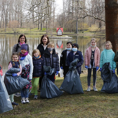 Gruppenbild mit Schülerinnen und Schüler der Grundschule Karlstraße mit prall gefüllten Müllsäcken.