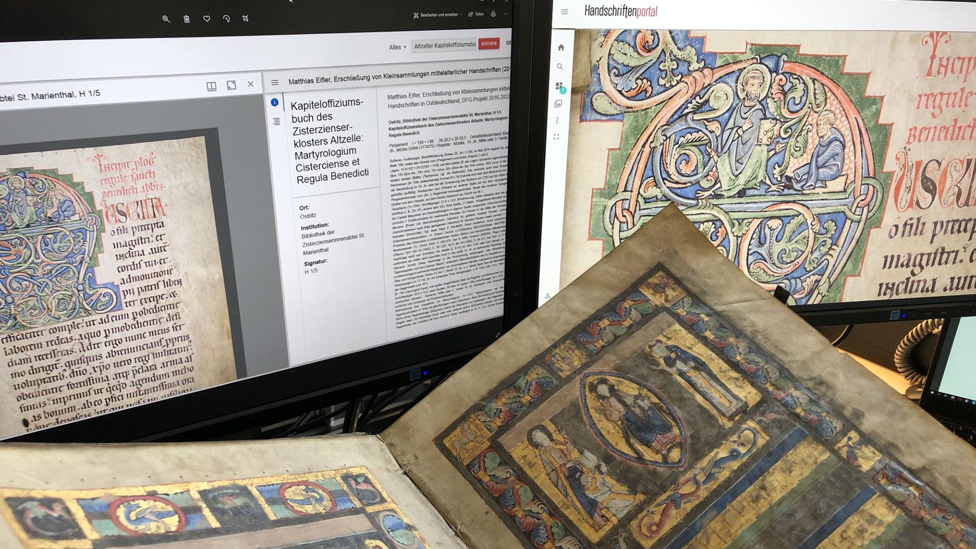 Vor zwei Monitoren mit Abbildungen einer alten Buchseite und Erläuterungen dazu liegt ein historisches Buch mit kostbaren Zeichnungen.