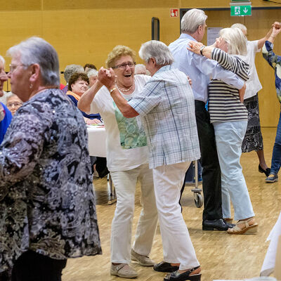 Seniorenpaare tanzen