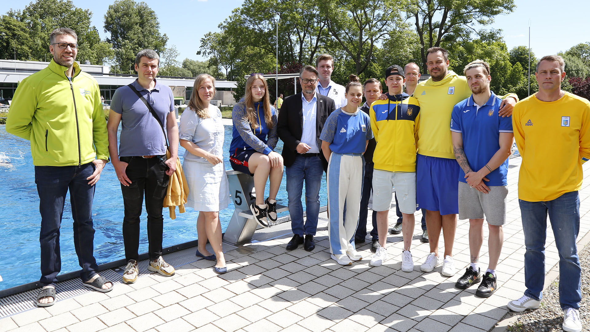 Gruppenfoto des ukraninischen Schwimmteams mit Vertretern der Stadtverwaltung und des Stadtbades