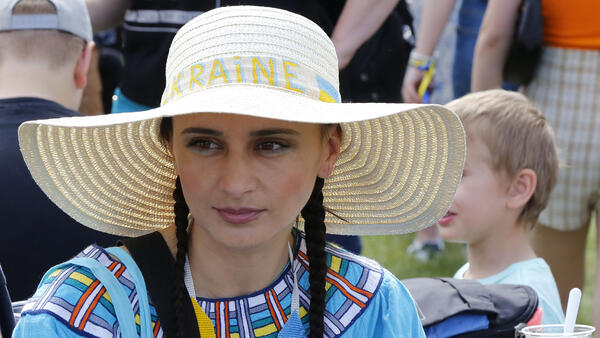 Eine junge Besucherin des Ukraine-Fest am Fümmelsee trägt eine Strohhut mit der Aufschrift Ukraine