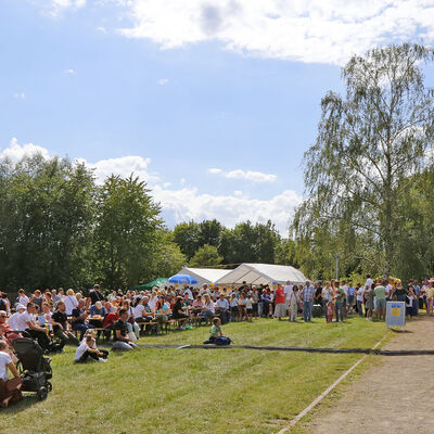 Blick auf das Veranstaltungsgelände mit Bühne und Besucherinnen und Besucher des Ukraine-Festes am Fümmelsee