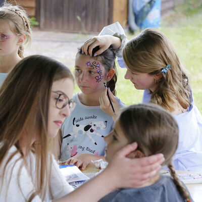Zwei Mädchen werden beim Ukraine-Fest am Fümmelsee beim Kinderschminken die Gesichter bemalt