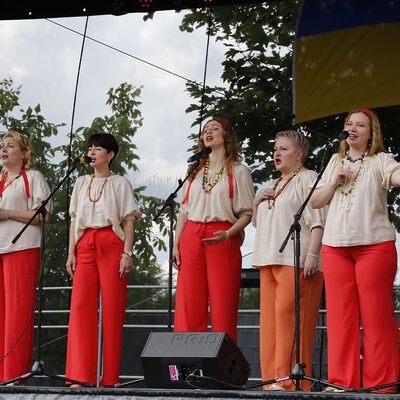 Sieben Frauen in einheitlicher Kleidung singen auf einer Bühne beim Ukraine-Fest am Fümmelsee