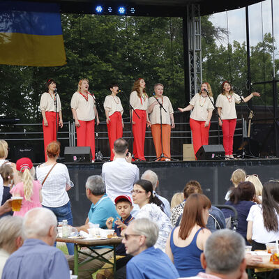 Sieben Frauen in einheitlicher Kleidung singen auf der Bühne beim Ukraine-Fest am Fümmelsee