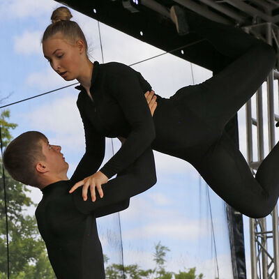Ein junges Tanzpaar auf der Bühne beim Ukraine-Fest am Fümmelsee