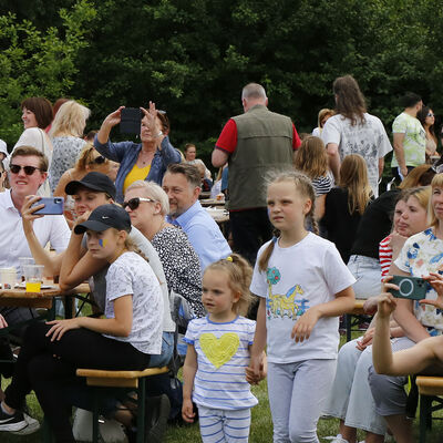 Besucher und Besucherinnen beim Ukraine-Fest am Fümmelsee