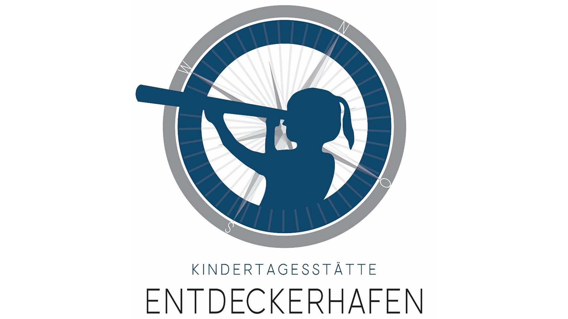 Ein Logo mit der Aufschrift "Kindertagesstätte Entdeckerhafen" und einem Schatten eines Mädchens welches in ein Fernrohr schaut umgeben von einem blaugrauen Rand.