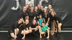 Gruppenbildd junger Tänzerinnen in schwarzer Kleidung.