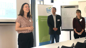 V. r.: Martina Münstermann-Kreifels (Fairtrade-Stadt Wolfenbüttel), Dekan Professor Dr. Kai Litschen (BELS), Natalie Gerlach (Eine-Welt-Regionalpromotorin, Fair in Braunschweig)