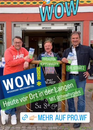 Drei Männer stehen vor einem Ladenlokal und halten Flyer in der Hand. Über dem Bild der Schriftzug "WOW! Heute vor Ort in der Langen" sowie Hashtags und Links.