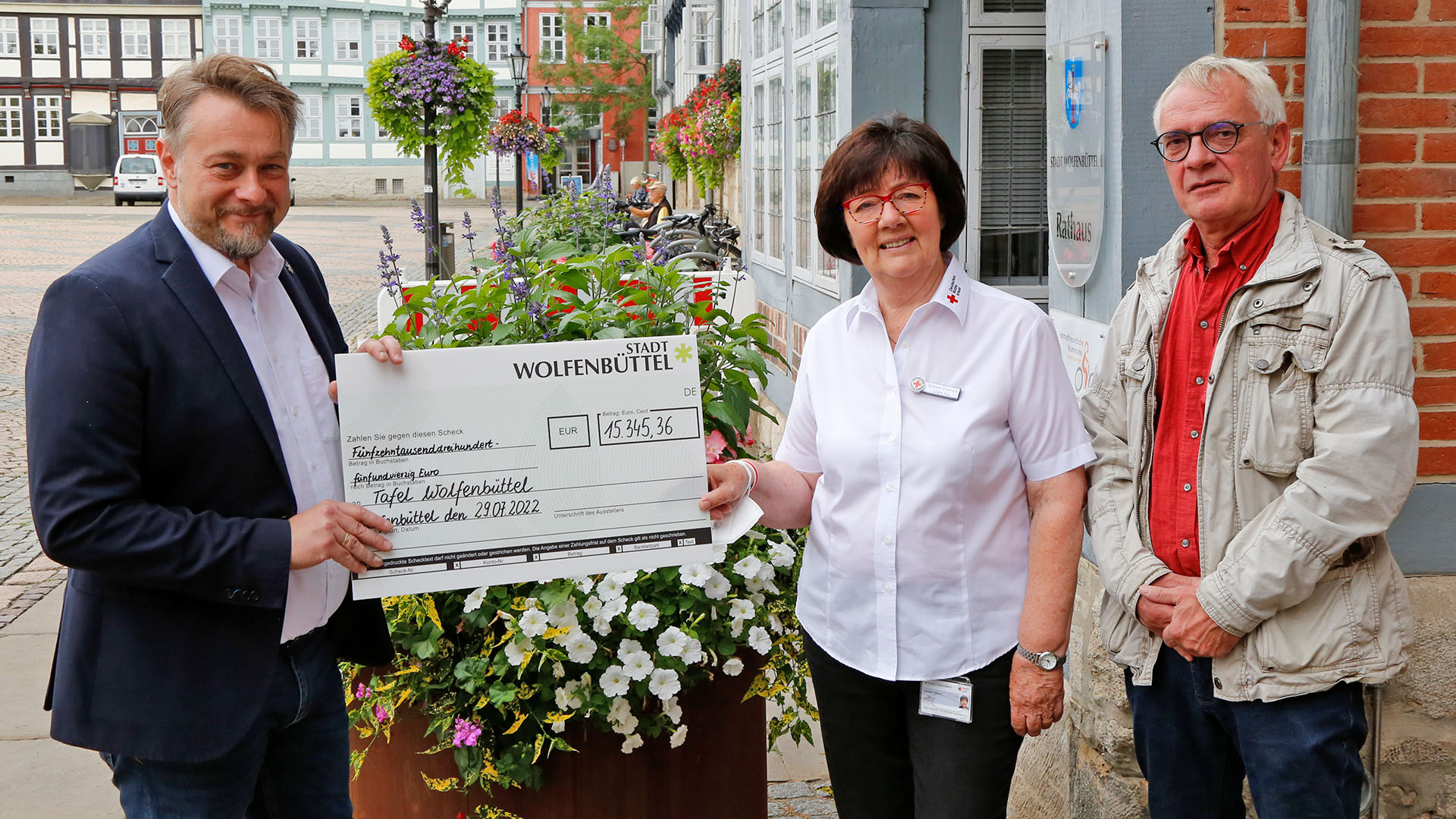 Bürgermeister Ivica Lukanic (links) überreichte den symbolischen Scheck an Juliane Liersch und Horst Kiehne für die Wolfenbütteler Tafel. 