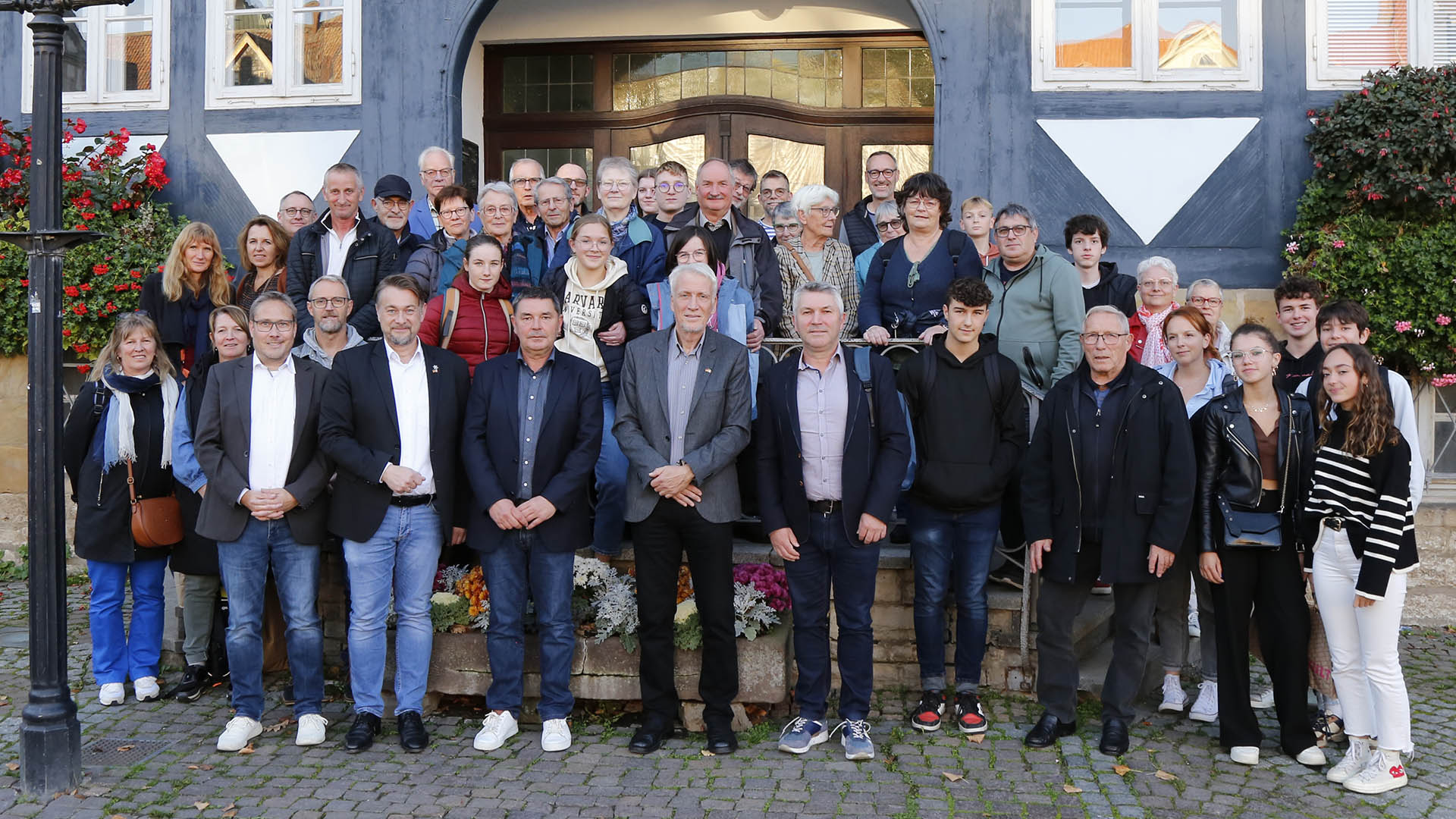 Gruppenbild von ca. 45 Personen vor dem Wolfenbütteler Rathaus