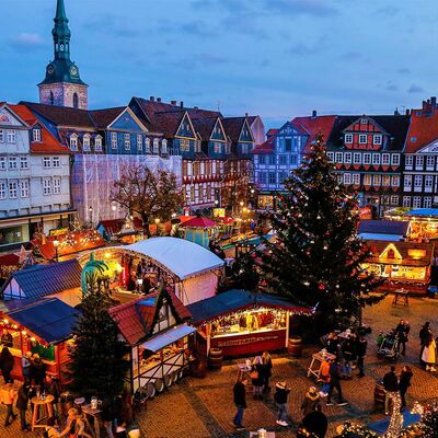 Blick auf den Stadtmarkt mit beleuchteten Weihnachtsmarkt-Hütten