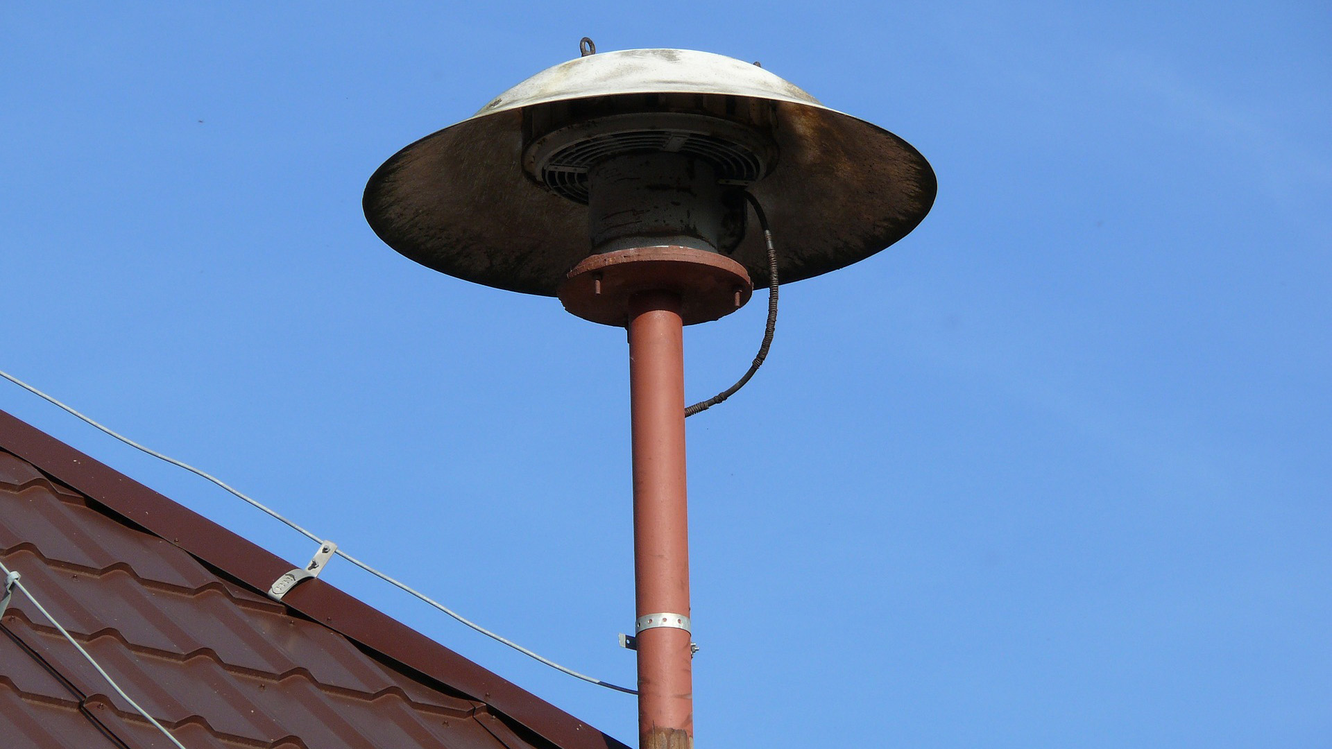 Eine Alarmsirene auf einem Dach