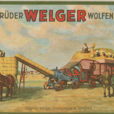 Historische Postkarte mit der Abbildung einer Welger-Strohpresse beim Einsatz auf dem Feld während der Ernte