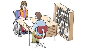 Zeichnung einer Frau im Rollstuhl, die vor einem Sachbearbeiter am Schreibtisch sitzt und ein Blatt Papier überreicht. Neben dem Schreibtisch steht ein Regal mit Aktenordnern.