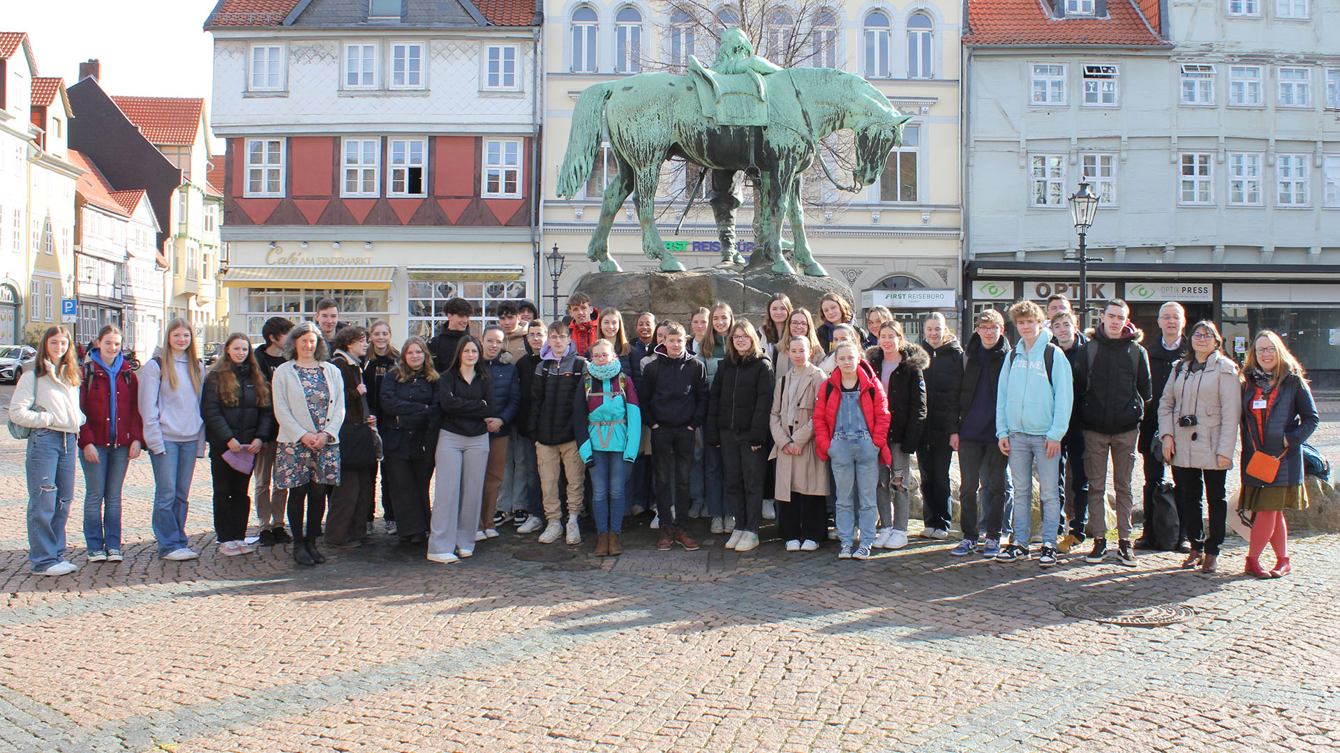 Rund 40 Schülerinnen und Schüler und drei Lehrkräfte stehen auf dem Wolfenbütteler Stadtmarkt zum Gruppnfoto
