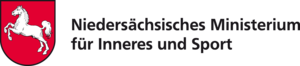 Logo des Niedersächsisches Ministeriums für Inneres und Sport mit dem Schriftzug des Ministeriumsnamens und dem niedersächsischem Wappen, einem weißen springenen Pferd auf rotem Grund.
