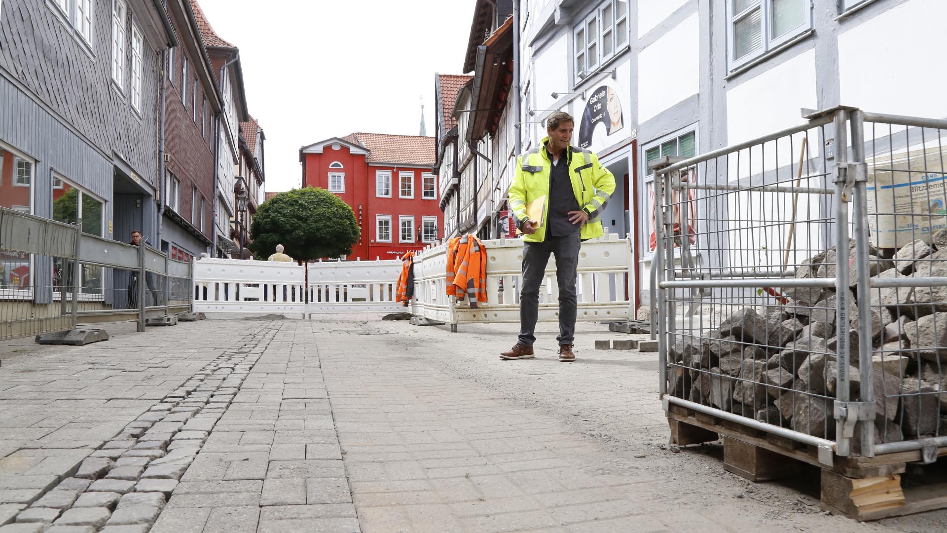 Alexander Simons berichtet über den Abschluss der Arbeiten im Bereich "Am Alten Tore" und informiert über die weiteren Arbeiten in der Fußgängerzone.