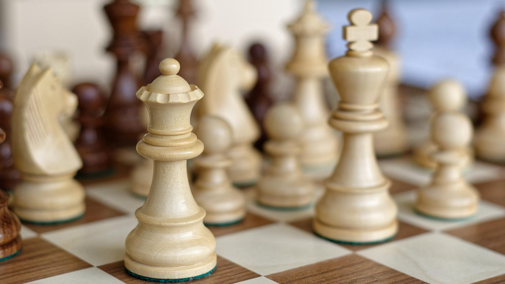 Schachspiel, auf dem Schachfiguren aufgestellt sind