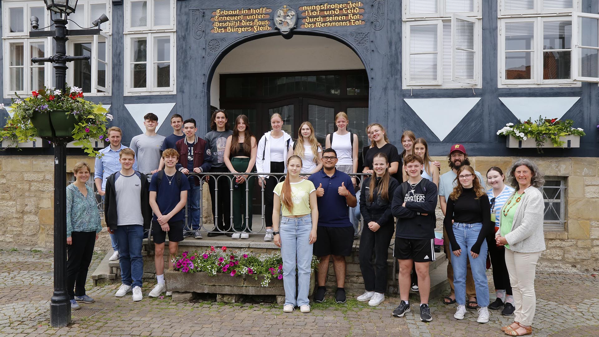 Gruppenfoto von rund 25 Schülerinnen und Schülern und Lehrkräften auf der Treppe vor dem Wolfenbütteler Rathaus.