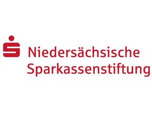 Logo der Niedersächsische Sparkassenstiftung in roter Schrift mit dem Sparkassenlogo links daneben