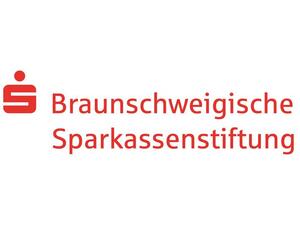 Logo der Logo: Braunschweigischen Sparkassenstiftung  in roter Schrift mit dem Sparkassenlogo links daneben