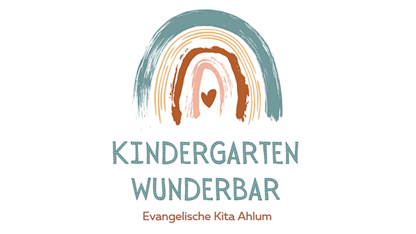 Das Logo zeigt einen Regenbogen in türkis und beige-Tönen mit einem Herz in der Mitte und den Schriftzug Kindergarten Wunderbar - Evangelische Kita Ahlum