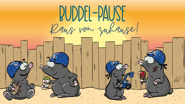 Comiczeichnung von zwei erwachsenen und zwei kleinen Maulwürfen mit Bauhelmen, Spaten, Spielzeug... vor einem Baustellenzaun. Darüber steht Buddel-Pause raus von zuhause"