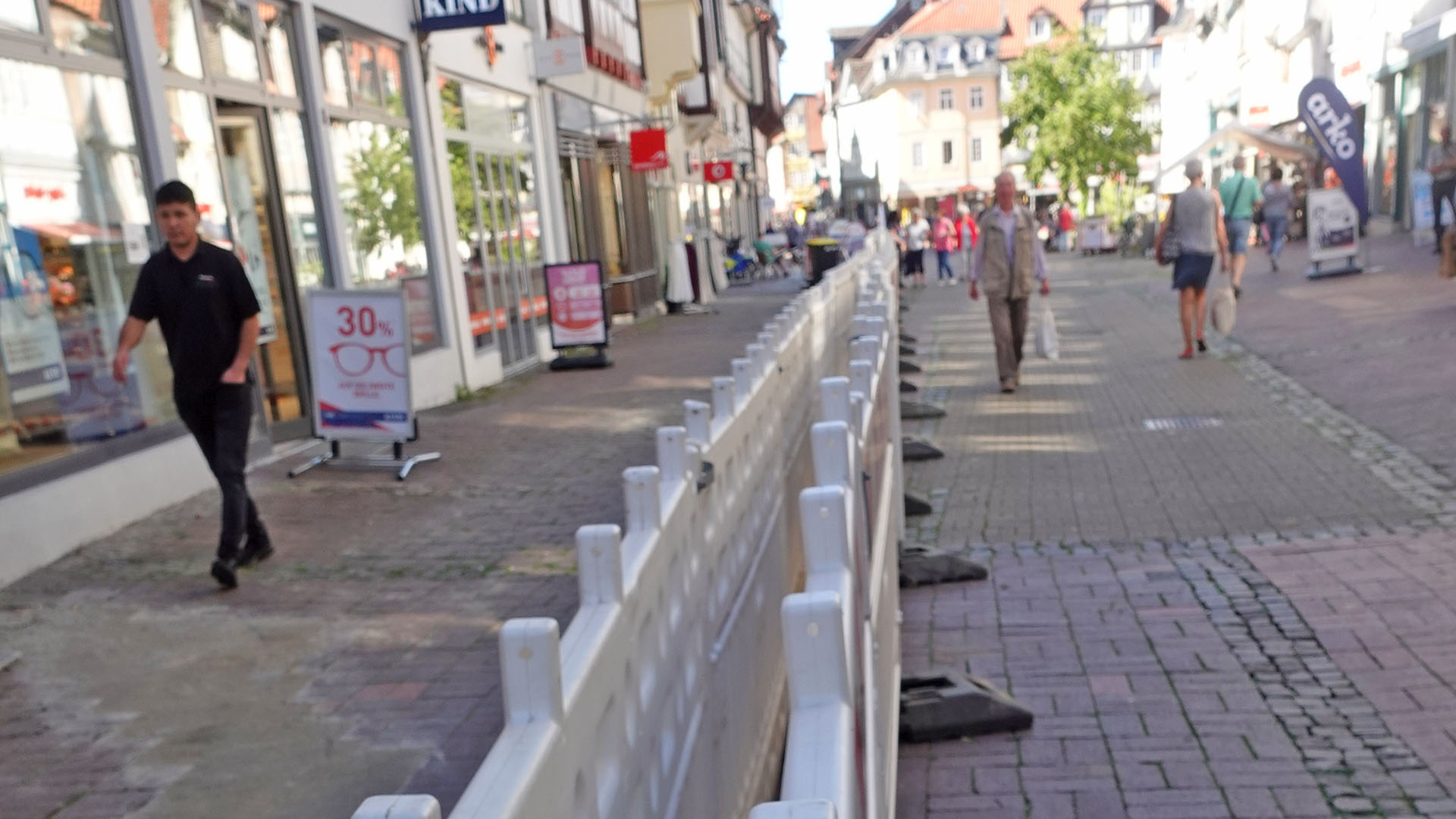 Bild vergrößern: In der Fußgängerzone stehen Absperrungen, in deren Mitte ein Kanal ausgebaggert werden soll