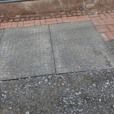 Bodenplatten ermöglichen den Übergang von Schotter auf  Pflastersteine.