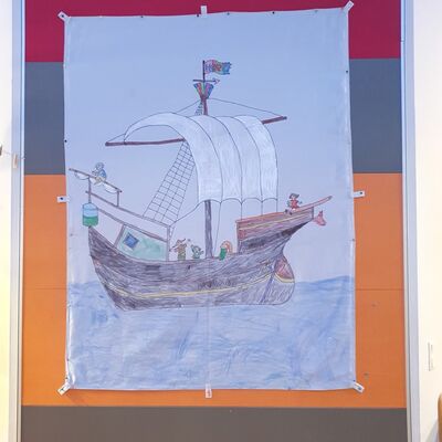 Ein gemaltes Bild mit einem Segelschiff, dem Logo der Kita Villa Hoppetosse