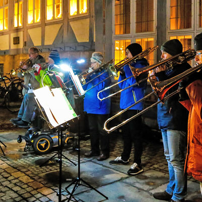 Eine Gruppe von Blechbläsern musiziert vor dem Wolfenbütteler Rathaus