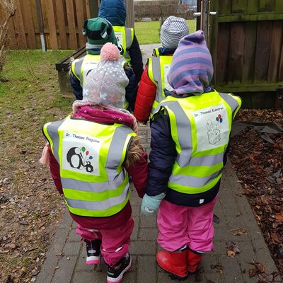 Fnf Kita-Kinder stehen prchenweise hintereinander und tragen gelbe Warnwesten mit der Aufschrift St. Thomas Pinguine / St. Thomas Eisbren