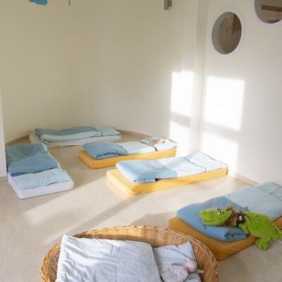 Kita-Raum mit Matratzen auf dem Boden