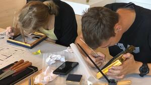 In einem Workshop im Schloss Museums lernen die Kursteilnehmerinnen und -teilnehmer die Grundkenntnisse des Vergoldens. 