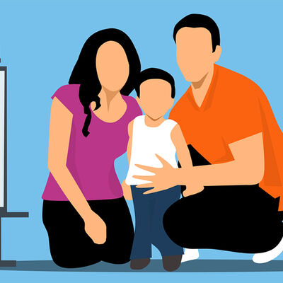 Illustration von Personen - Vater, Mutter, Kind -, daneben steht eine Covid-Vaccine-Impfampulle und eine Spritze.