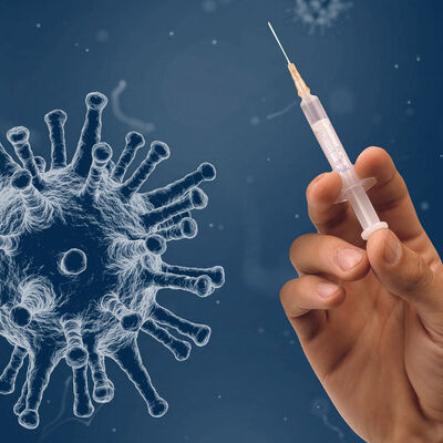 Collage: vor der Abbildung eines Virus hält eine Hand eine Spritze