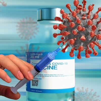 Collage: eine Frauenhand sticht mit einer Spritze in ein Virus, im Hintergrund steht eine Flasche mit Impfstoff gegen COVID-19.